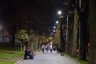 Akşam romantik zaman şehir bulvarı yolu insanların hareketli şehir kaldırım yolu ve silüeti.