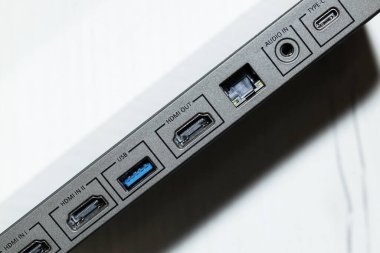Modern elektronik aygıt dizüstü bilgisayar kablo teknolojisi kavramının USB HDMI TYPE C bağlantıları beyaz arkaplan görünümü