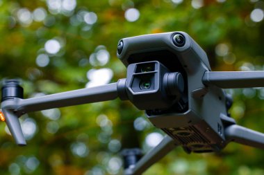 Uçan dron ön taraf teknolojik cihaz kamera gimbal sistem lensi yakın görüntü ve pervaneler bulanık hareket