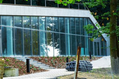 modern dış cam ön cephe müzesi çerçeve yenileme inşaat süreci çitle çevrili malzemelerle