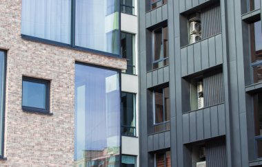 Yaşayan yüksek binalardan oluşan modern şehir caddesini dar bir şekilde inşa etmek dış cephelere yakın kentsel zemin kavramı