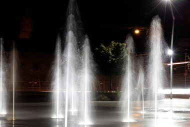 peyzaj gece şehir kare çeşmeleri uzun pozlama fotoğrafçılığı bulanık su hareketleriyle