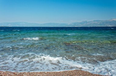 Deniz manzaralı sahil şeridi. Yaz manzarası. Dağ sırasının karşısındaki ufuk manzaralı.