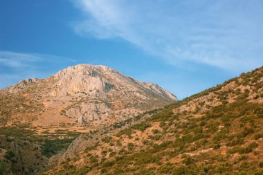 Güney Akdeniz Dağları Güney Avrupa Dağları Dağlık Bölge Kayaların ve mavi gökyüzünün yaz manzarası