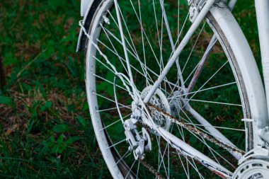 Terk edilmiş eski paslı bir döngü. Tekerlekten dışarıya doğru aynı zincir.