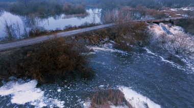 Su baskını felaketi çirkin, ülke çapında altyapı nesne yolu ve hava aracı öngörüsü yok edildi.