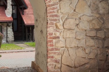 Avrupa 'nın eski kenti estetik arka sokak kaldırım taşı döşeme taşı döşeme taşı ve kemer geçidi ortaçağ duvar ön plan dokusu ile döşenmiştir.