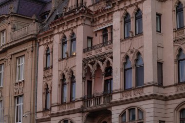 Eski Avusturya-Macaristan mimarisi ortaçağ tarihi şehir merkezi dış cephe evi perspektifi