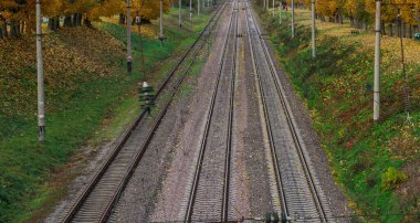 Demiryolu taşımacılığı yolu sonbaharın sonbaharından itibaren manzara çevre alanı sarı canlı renkler sezona özel