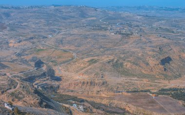 Çöl kayaları, kum taşı, arazi, vahşi doğa, hava aracı Orta Doğu İsrail kırsal bölgesinin yukarısından hava manzarası.