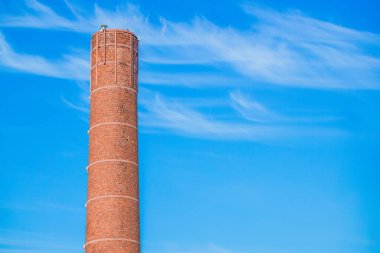 Mavi gökyüzü bulutları üzerinde tuğla baca yüksek fabrika yapı elementi manzaralı açık hava manzarası