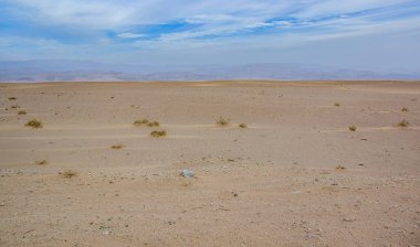 Panorama Çölündeki kumlu vadi bomboş vahşi doğa ve ölüm diyarı.