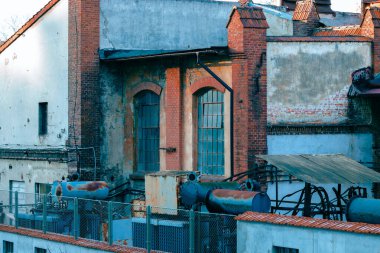 terk edilmiş fabrika çürümüş endüstriyel yapı makineleri kompleks dış cephe ön yüzü eski klasik Birleşik Krallık Viktorya tarzı