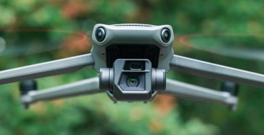 Drone kamera lensi ve elektronik cihaz uçan fotoğrafçılık ve video ekipman pervaneleri hareket bulanıklaştırıcı etkisi