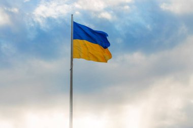 Ukrayna 'nın sallanan bayrak bağımsızlık günü duvar kağıdı posteri boş fotokopi alanı ve bulanık gökyüzü arkaplan görünümü