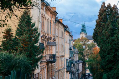 Eski bulutlu Avrupa kenti ortaçağ mimari binaları katedral kuleleri arka plan manzaralı