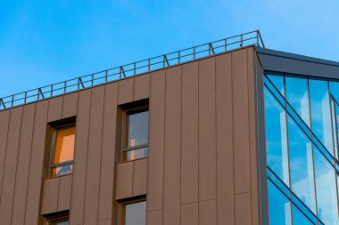 Stil siyah ev çerçeve çerçeve çalışma alt perspektiften dış bina berrak mavi gökyüzü arka planı