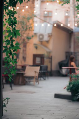 Cafe veranda masaları arka plan siluetleri insanları dikey resim konsepti dinlendiriyor