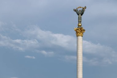 Bağımsızlık anıtına sahip yüksek sütun Ukrayna başkenti Kyiv minimalizm mimari ve kültürel miras nesnesi panoramik konsept geniş gökyüzü arkaplanlı boş fotokopi alanı