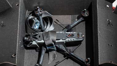 FPV insansız hava aracını uçmak için modern teknoloji nesnesine yerleştirdik.