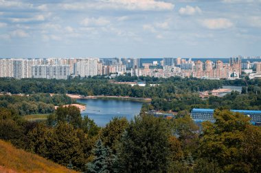 Geniş panorama modern binalar Doğu Avrupa bölgesi nehir akıntısı ve yeşil park alanı önplanı