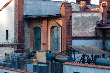 Unutulmuş paslı Viktorya dönemi fabrikası. Çerçeve iskeletinin eski unsurları. Nesneler inşa ediyor.