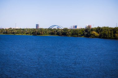 Şehir doğası, liman bölgesi nehir manzarası parkın ve binaların arka planında yer alan manzaranın dışında.