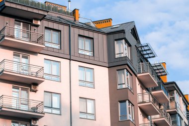 Modern kentsel mimari, dış cephe, tavan arası tasarımı.