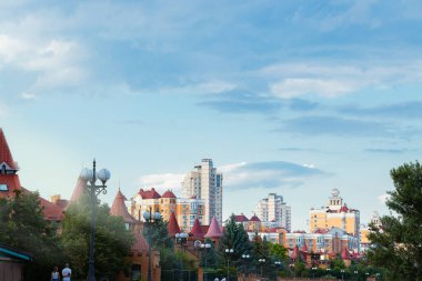 Şehir manzarası panoramik bakış açısı sokak sokak manzarası sokak manzarası güneş ışığı alan yürüyüş alanı