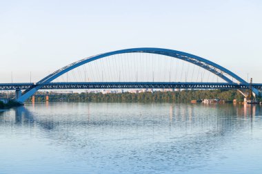 Nehir boyunca uzanan kemer şekilli köprü yerel panoramik şehir manzarası açık hava zamanı