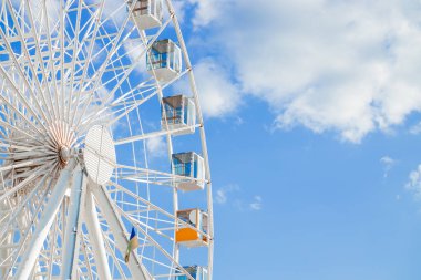 Dönme dolap inşaat çemberi yüksek kamaralı eğlence merkezi panoramik reklam konsepti arka plan boş fotokopi alanı görünümü