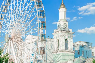 Modern şehir tarihi mimarisi Ferris Wheel önplanında beyaz şehir çevresi Doğu Avrupa 'nın başkenti Kyiv' in tatil beldesi