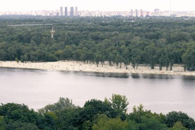 Kirli Doğu Avrupa bölgesinin sisli yatay manzaralı panoramik manzarası kenar mahallelerin dışında