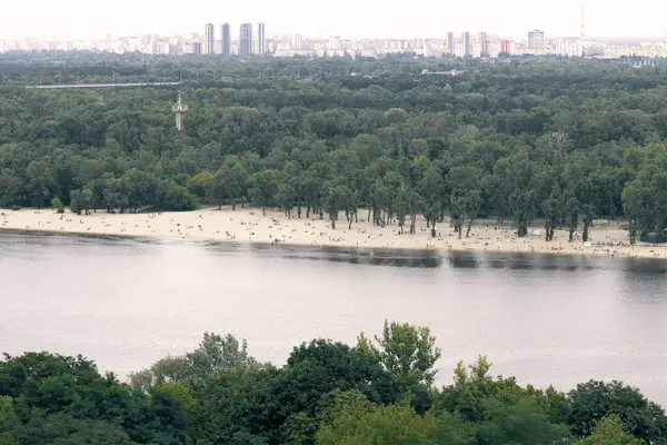 Kirli Doğu Avrupa bölgesinin sisli yatay manzaralı panoramik manzarası kenar mahallelerin dışında