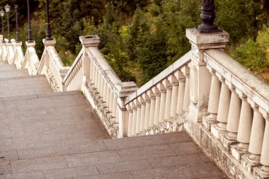 Klasik mimari unsurlar mermer çitler, küçük sütunlar ve parktaki merdivenler.