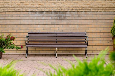 Park meydanı peyzaj tasarım yeri. Çalı bitkileri, tuğla duvar çerçeve ve reklam alanı burada.