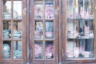 Eski bir kır evi, gardırop içi nesne duvar kağıdı çerçeve kalıbı, raflarda eski bir çanak ve ahşap mobilyalar.