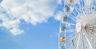 Dönme dolap karnaval atlıkarınca nesnesi canlı gökyüzü arkaplanı panoramik uzay reklam konsepti resmi ile metniniz için burada