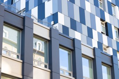 modern mimari yapı çerçeve kare şekilleri dış paneller pencereler ve yüksek duvar perspektifi arka plan