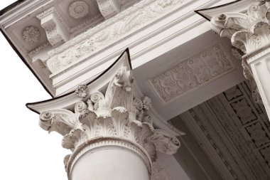 Korint sütun yaşlandırılmış mimari desen taş maddeye oyulmuş mermer beyazından üniversite kampüs çerçevesine yakın.