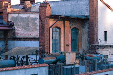 Terk edilmiş fabrika çalışmayan ekipman aşındırma ve Viktorya dönemi tarzı mimari ve nesneler inşa etme