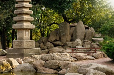 Japon parkı manzaralı Asya estetik geleneği taş bahçe ve güneş ışığıyla oyulmuş sütun mekanı