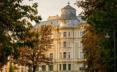 Altın şehir Avrupa tarihi UNESCO seyahat merkezi Ukrayna 'nın batı şehir merkezi Lviv sarı yapraklı park ağaçları ve Rönesans inşa cephesi