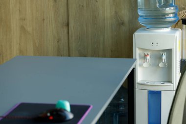 Ofiste çalışan otomatikman su tedarikçisi modern minimalizmin ortak çalışma alanı