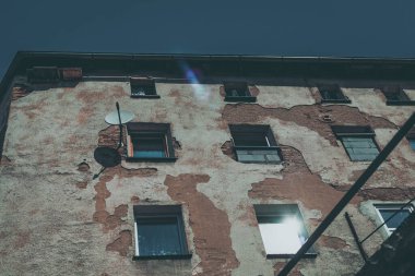 Polonya 'nın küçük bir kasabasında aşağıdan yıkılan bina manzarası