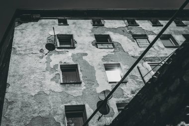 Polonya 'nın küçük bir kasabasında aşağıdan yıkılan bina manzarası