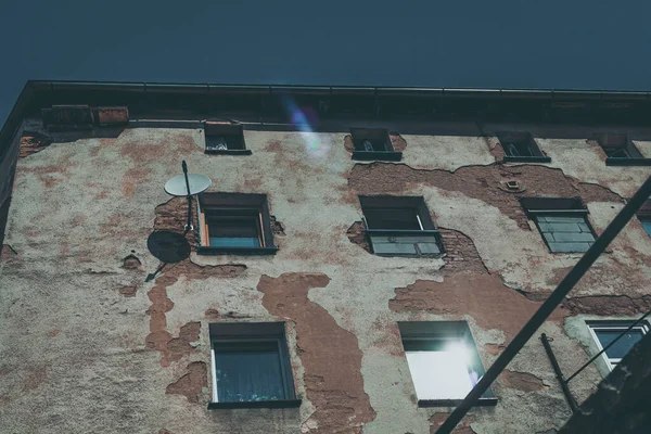 Polonya 'nın küçük bir kasabasında aşağıdan yıkılan bina manzarası