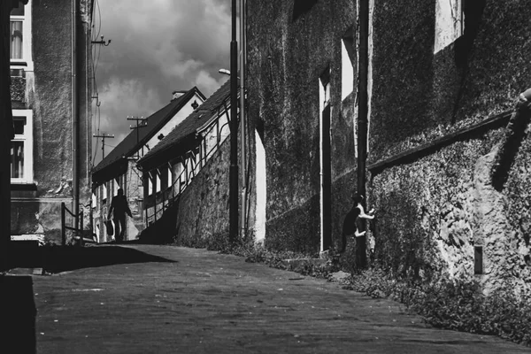 Σιλουέτα Του Προσώπου Στην Παλιά Πόλη Δρόμο — Φωτογραφία Αρχείου