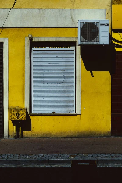 Żółta Ściana Zamkniętymi Żaluzjami — Zdjęcie stockowe