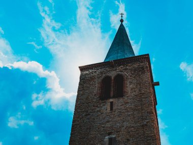 Arka planda mavi gökyüzü olan eski kule